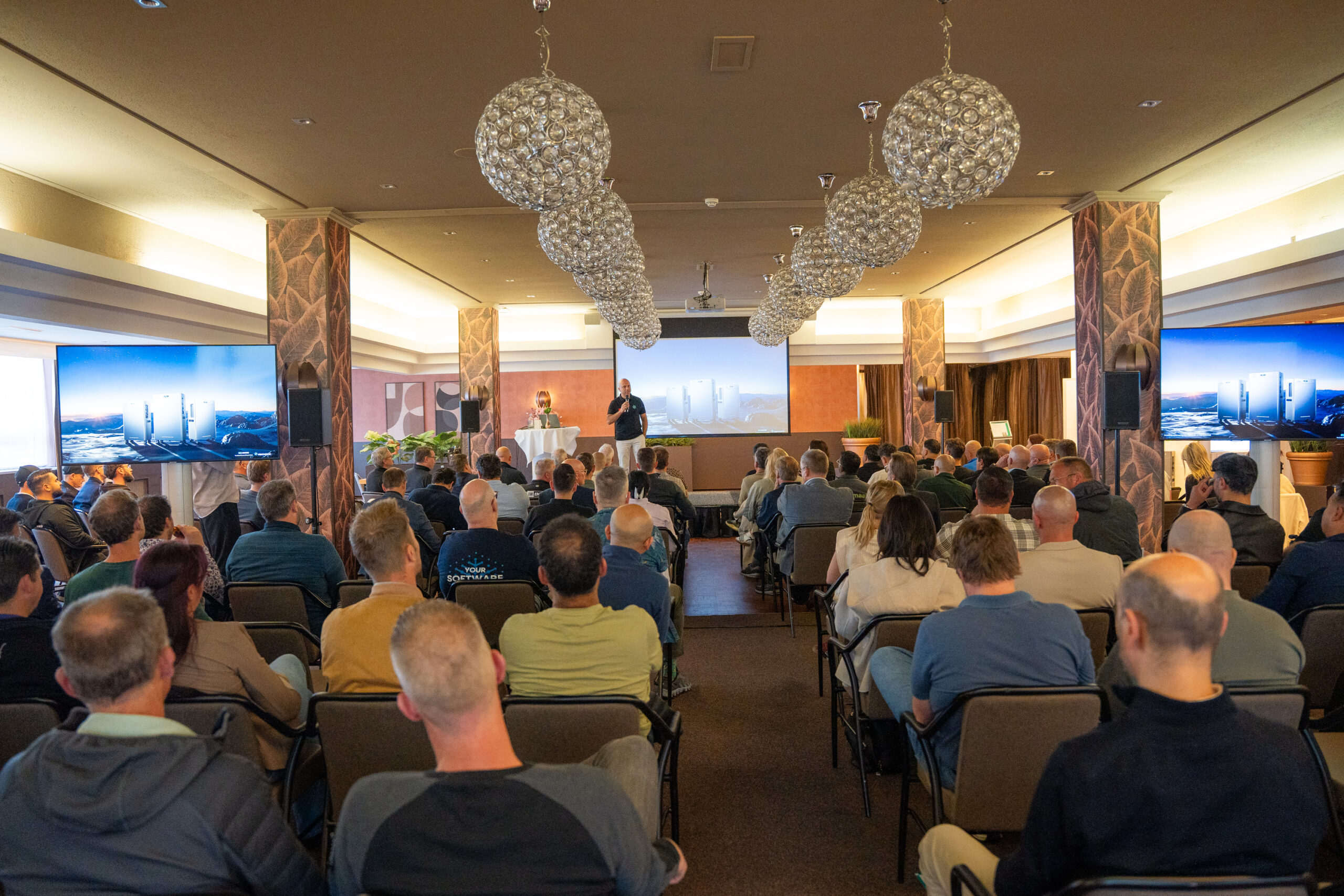 Overzicht van de zaal tijdens het Zendure × MW Energie launch event met SolarFlow 4000 Mix op de zijschermen