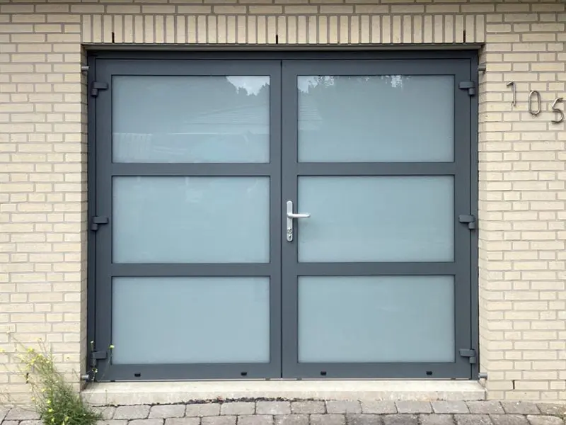 openslaande garagedeur van glas